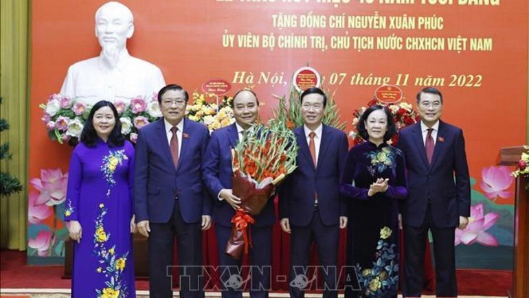 Các đồng chí Ủy viên Bộ Chính trị, Ban Bí thư tặng hoa đồng chí Nguyễn Xuân Phúc. (Ảnh: Thống Nhất/TTXVN)