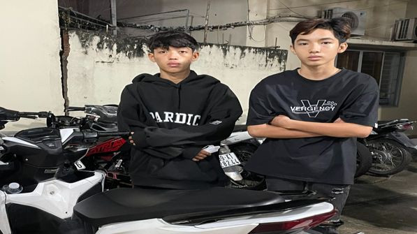 Dương Hứa Hoàng Vân và Nguyễn Văn Gia Kiệt cùng chiếc xe mô-tô.