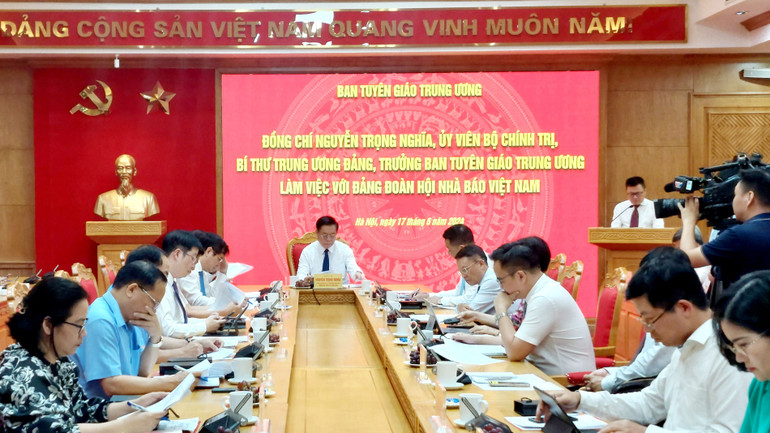 Quang cảnh buổi làm việc.