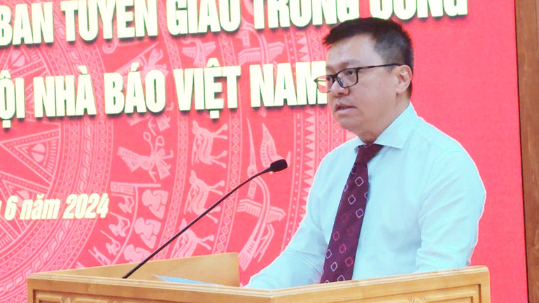Đồng chí Lê Quốc Minh, Bí thư Đảng đoàn Hội Nhà báo Việt Nam báo cáo công tác lãnh đạo, chỉ đạo Hội Nhà báo Việt Nam từ đầu nhiệm kỳ đến nay.