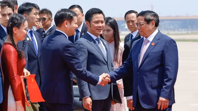 Cán bộ, nhân viên Đại sứ quán Việt Nam, bà con cộng đồng người Việt Nam đón Thủ tướng Phạm Minh Chính tại sân bay. (Ảnh: Nhật Bắc)