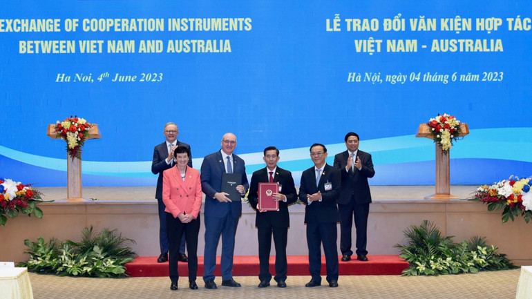 Lễ trao Bản ghi nhớ giữa Đại học Tây Sydney (UWS) và Đại học Kinh tế Thành phố Hồ Chí Minh (UEH) về cấp 70 học bổng cho sinh viên Việt Nam và khu vực để học tại cơ sở của UWS tại Việt Nam. Lễ trao Bản ghi nhớ giữa Đại học Tây Sydney (UWS) và Đại học Kinh tế Thành phố Hồ Chí Minh (UEH) về cấp 70 học bổng cho sinh viên Việt Nam và khu vực để học tại cơ sở của UWS tại Việt Nam.