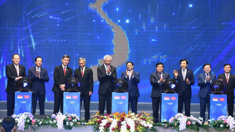 Thủ tướng Phạm Minh Chính và Thủ tướng Lý Hiển Long thực hiện nghi thức khởi công các dự án VSIP mới. Thủ tướng Phạm Minh Chính và Thủ tướng Lý Hiển Long thực hiện nghi thức khởi công các dự án VSIP mới.