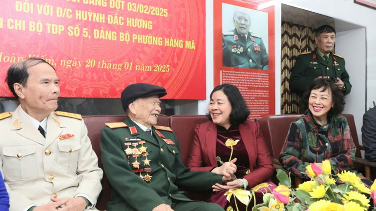 Lãnh đạo Thành ủy Hà Nội trò chuyện với Thiếu tướng Huỳnh Đắc Hương. Lãnh đạo Thành ủy Hà Nội trò chuyện với Thiếu tướng Huỳnh Đắc Hương.