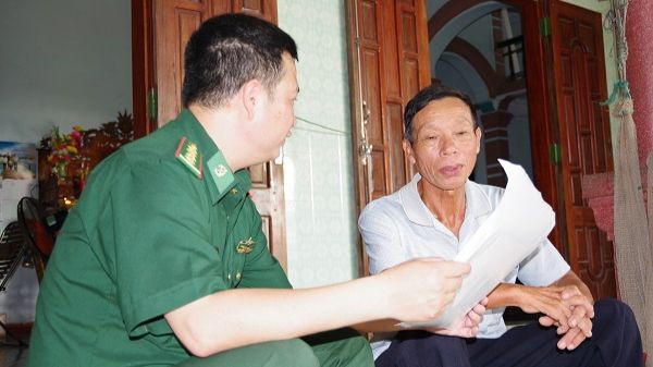 Bộ đội Biên phòng tranh thủ đến từng gia đình chủ tàu để tuyên truyền.