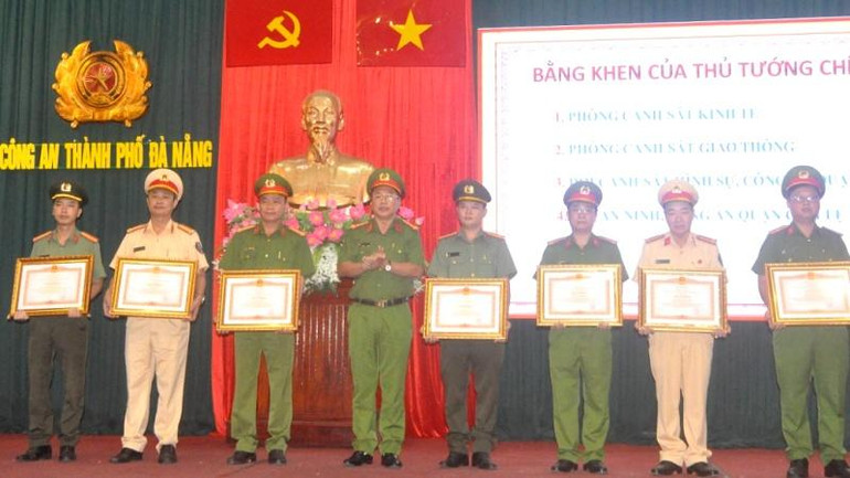 Các tập thể, cá nhân đón nhận Bằng khen của Thủ tướng Chính phủ. Các tập thể, cá nhân đón nhận Bằng khen của Thủ tướng Chính phủ.