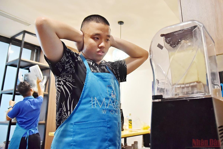 Do đặc thù của học viên nên tính tình, khả năng nhận thức, làm việc độc lập đều khác biệt so với người bình thường, có người thì sợ cắt móng tay, người thì sợ dùng dao, người sợ đồ nóng, tiếng ồn,…