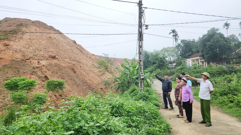 Núi đất tại khu công nghiệp Cẩm Khê vây quanh nhà dân.