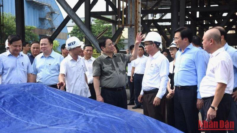 Thủ tướng Phạm Minh Chính và đoàn công tác kiểm tra hoạt động của Nhà máy Đạm Ninh Bình. (Ảnh: Trần Hải)