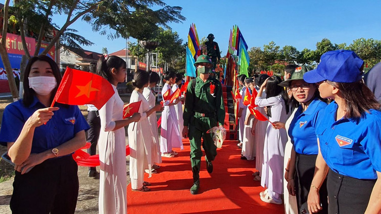 Các tân binh thực hiện nghi lễ qua cầu Vinh Quang.