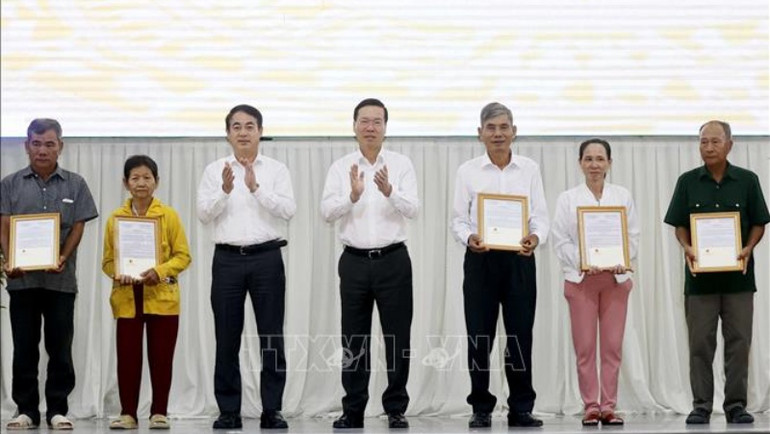 Chủ tịch nước Võ Văn Thưởng trao biểu trưng nhà Đại đoàn kết cho các gia đình tỉnh Hậu Giang. (Ảnh: Thống Nhất/TTXVN)