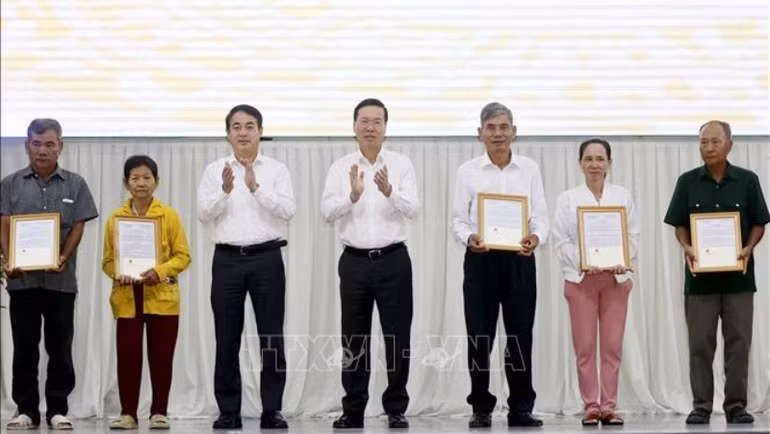 Chủ tịch nước Võ Văn Thưởng trao biểu trưng nhà Đại đoàn kết cho các gia đình tỉnh Hậu Giang. (Ảnh: Thống Nhất/TTXVN)