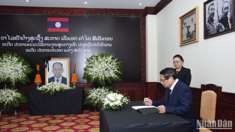 Thủ tướng Phạm Minh Chính ghi sổ tang chia buồn tưởng nhớ đồng chí Đại tướng Khamtay Siphandone. (Ảnh: TRẦN HẢI)