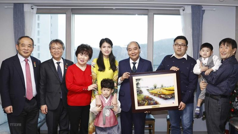 Trong chương trình chuyến thăm cấp Nhà nước tới Hàn Quốc, chiều 6/12, Chủ tịch nước Nguyễn Xuân Phúc đến thăm gia đình đa văn hóa Việt-Hàn (chị Nguyễn Thị Lý, quê Hải Phòng) tại thành phố Gwangju, tỉnh Gyeonggi. (Ảnh: Thống Nhất/TTXVN)