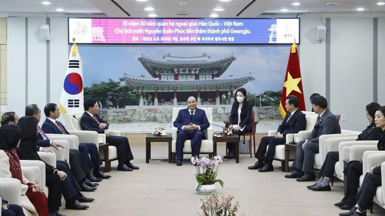 Chủ tịch nước Nguyễn Xuân Phúc gặp ông Kim Dong-yeon, Tỉnh trưởng tỉnh Gyeonggi (Hàn Quốc). (Ảnh: Thống Nhất/TTXVN)