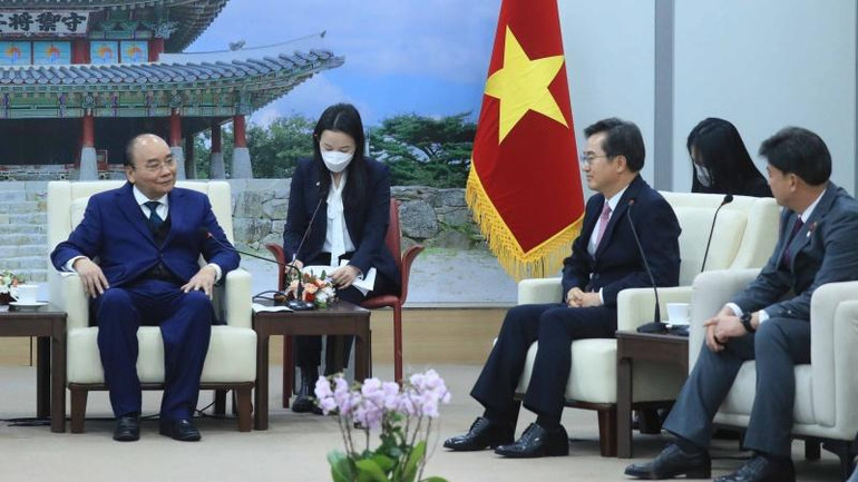 Trong chương trình chuyến thăm cấp Nhà nước tới Hàn Quốc, chiều 6/12, tại thành phố Gwangju, Chủ tịch nước Nguyễn Xuân Phúc gặp ông Kim Dong-yeon, Tỉnh trưởng tỉnh Gyeonggi. (Ảnh: Thống Nhất/TTXVN)