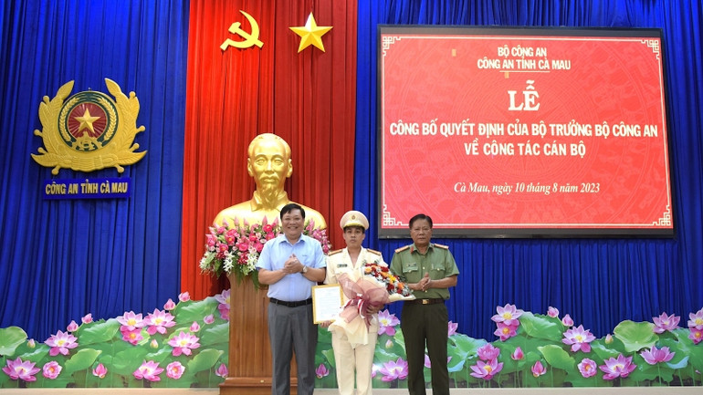Thường trực Tỉnh ủy Cà Mau và Giám đốc Công an tỉnh trao quyết định và tặng hoa chúc mừng Thượng tá Lê Tấn Vinh (giữa) nhận nhiệm vụ mới.