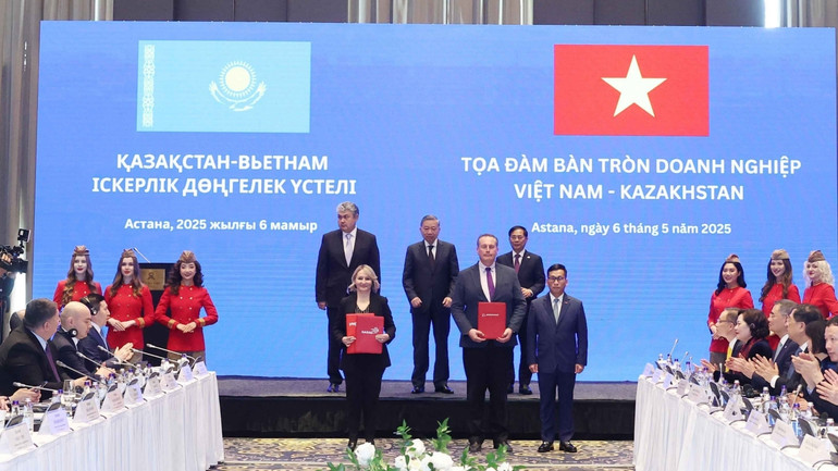 Tổng Bí thư Tô Lâm chứng kiến trao hợp đồng dịch vụ giữa Vietjet Kazakhstan và Boeing. (Ảnh: Thống Nhất/TTXVN)