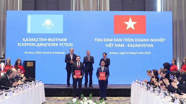 Tổng Bí thư Tô Lâm chứng kiến trao Thỏa thuận nhượng quyền kinh doanh giữa Hãng hàng không Vietjet của Việt Nam và Hãng hàng không Qazaq Air của Kazakhstan. (Ảnh: Thống Nhất/TTXVN)