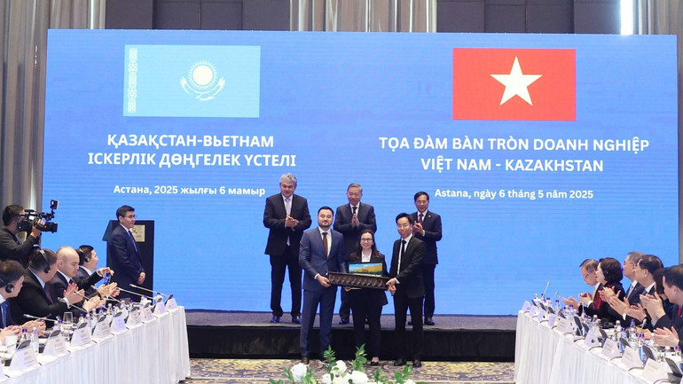 Tổng Bí thư Tô Lâm chứng kiến đại diện Công ty Mareven Food Central (Doanh nghiệp Việt Nam tại Kazakhstan) trao tặng 10 xe cứu thương cho chính quyền Kazakhstan. (Ảnh: Thống Nhất/TTXVN)