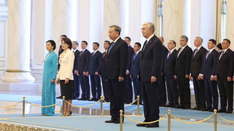 Tổng thống Kazakhstan Kassym-Jomart Tokayev chủ trì lễ đón chính thức Tổng Bí thư Tô Lâm và Phu nhân. (Ảnh: Thống Nhất/TTXVN)