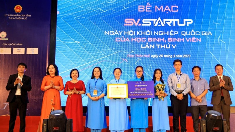 Thứ trưởng Ngô Thị Minh và Giám đốc Sở Giáo dục và Đào tạo tỉnh Thừa Thiên Huế Nguyễn Tân (ngoài cùng bên phải) trao giải nhì cho dự án khối học sinh phổ thông trong lĩnh vực: kinh doanh, tạo tác động xã hội.