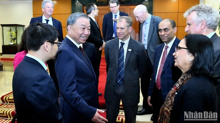 Tổng Bí thư Tô Lâm trao đổi với các chuyên gia, nhà khoa học tại buổi tiếp. Tổng Bí thư Tô Lâm trao đổi với các chuyên gia, nhà khoa học tại buổi tiếp.