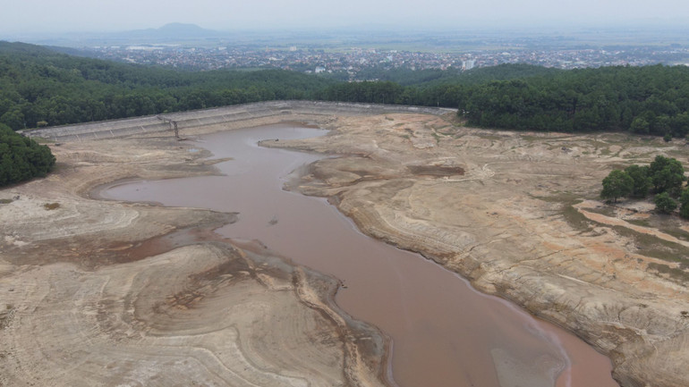 Nước hồ Thiên Tượng cạn kiệt, ảnh hưởng nghiêm trọng đến việc cung ứng nguồn nước sạch cho người dân trên địa bàn.