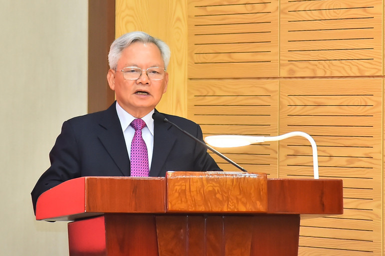 Giáo sư, Tiến sĩ Tạ Ngọc Tấn, Phó Chủ tịch Thường trực Hội đồng Lý luận Trung ương trình bày Báo cáo tình hình thực hiện nhiệm vụ chính trị của Hội đồng từ khi thành lập Hội đồng nhiệm kỳ 2021-2026 đến nay.