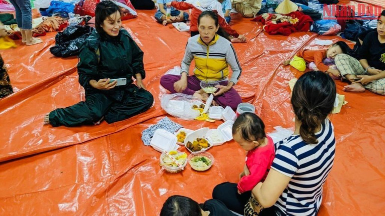 Người dân được hỗ trợ bữa cơm lúc nửa đêm.