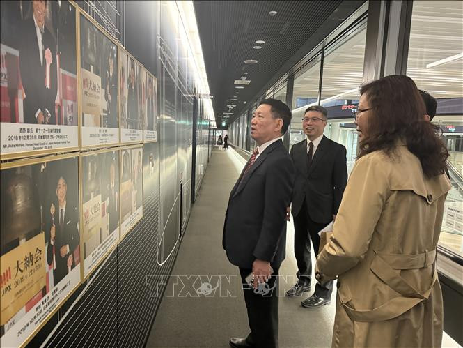 Bộ trưởng Tài chính Hồ Đức Phớc thăm Tập đoàn Sở Giao dịch chứng khoán Tokyo (JPX). (Ảnh: Phạm Tuân/TTXVN)