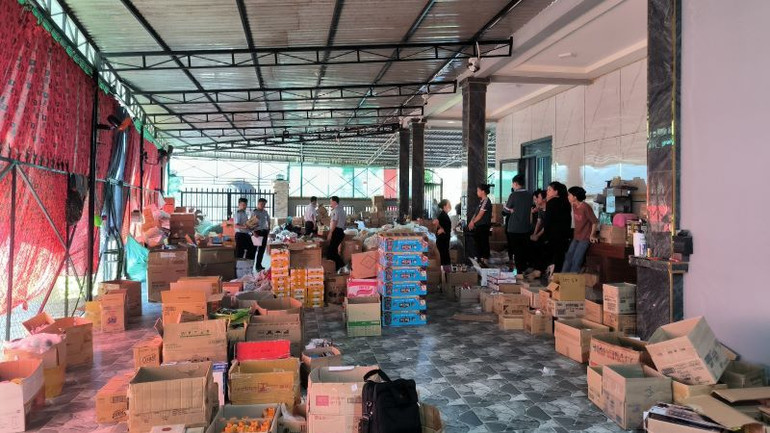 Hàng hóa chất đống bên cạnh nhà.