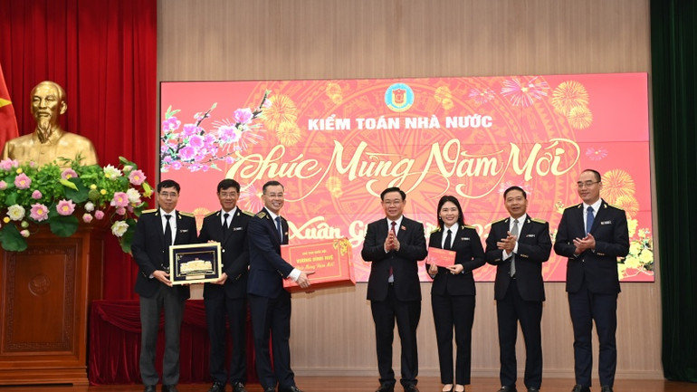 Chủ tịch Quốc hội Vương Đình Huệ tặng quà Tết cho Kiểm toán Nhà nước. (Ảnh: DUY LINH) Chủ tịch Quốc hội Vương Đình Huệ tặng quà Tết cho Kiểm toán Nhà nước. (Ảnh: DUY LINH)