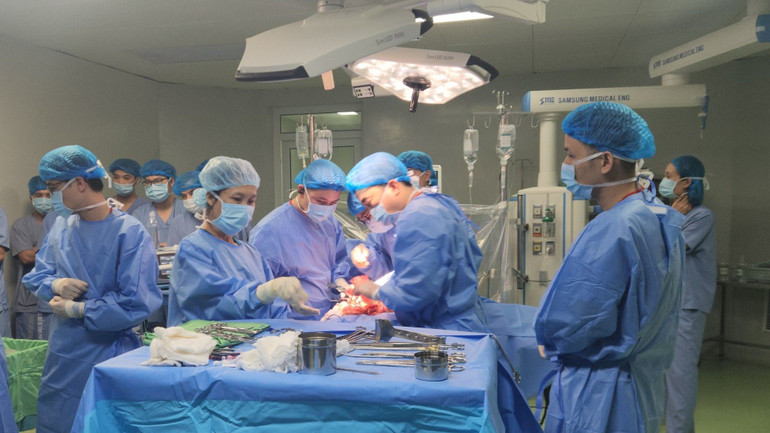 Các y, bác sĩ Bệnh viện đa khoa tỉnh Phú Thọ thực hiện ca phẫu thuật lấy tạng của người hiến tặng.