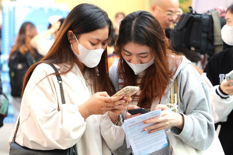 Các bạn trẻ tìm hiểu thông tin doanh nghiệp tại Ngày hội việc làm.