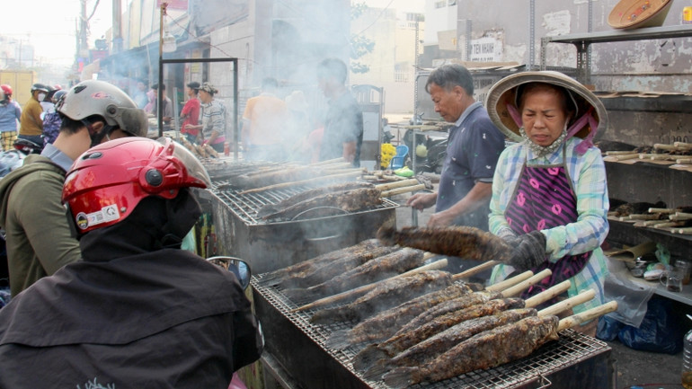 Giá bán mỗi con cá lóc dao động từ 180.000 đến 200.000 đồng tùy loại lớn, nhỏ.