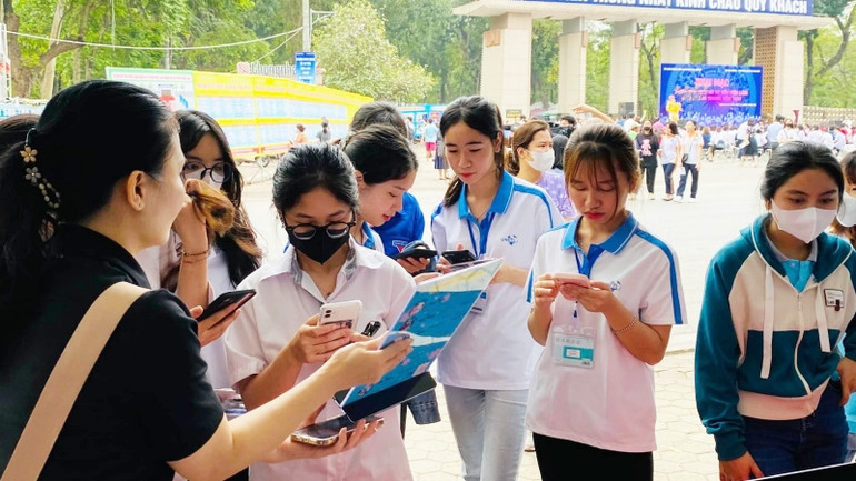 Tư vấn học nghề, việc làm cho học sinh, sinh viên trên địa bàn quận Hai Bà Trưng. Tư vấn học nghề, việc làm cho học sinh, sinh viên trên địa bàn quận Hai Bà Trưng.