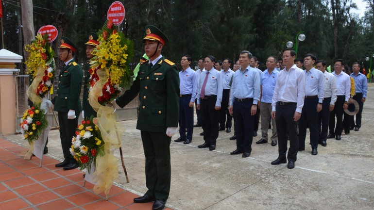 Phó Chủ tịch Quốc hội Nguyễn Đức Hải cùng Đoàn công tác đến đặt vòng hoa thắp hương tại Bia liệt sĩ đảo Phú Quý. Phó Chủ tịch Quốc hội Nguyễn Đức Hải cùng Đoàn công tác đến đặt vòng hoa thắp hương tại Bia liệt sĩ đảo Phú Quý.