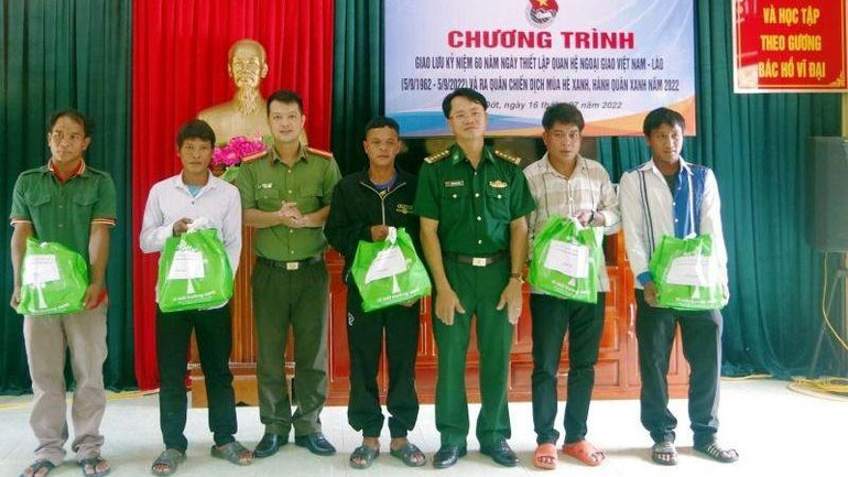 Lãnh đạo Bộ đội Biên phòng tỉnh Thừa Thiên Huế tặng quà cho nhân dân bản Ka Lô, huyện Kà Lừm, tỉnh Sê Kông (Lào).
