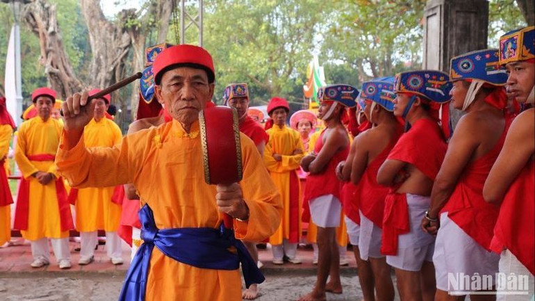 Các nghệ nhân làng Keo trình diễn chèo chải cạn.