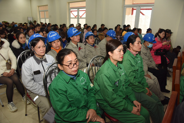 Lực lượng vũ trang, gia đình chính sách, người có công, hộ nghèo, đoàn viên, công nhân viên chức lao động có hoàn cảnh khó khăn dự chương trình. (Ảnh: Trần Hải)