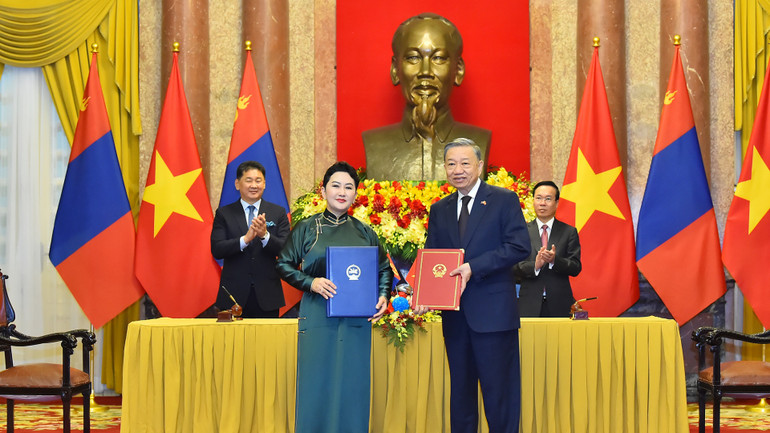 Chủ tịch nước Võ Văn Thưởng và Tổng thống Mông Cổ Ukhnaagiin Khurelsukh chứng kiến lễ ký Bản ghi nhớ giữa Bộ Công an Việt Nam và Bộ Tư pháp và Nội vụ Mông Cổ về hợp tác phòng, chống tội phạm ma túy xuyên quốc gia.