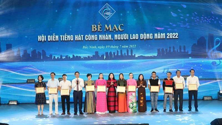 Ban tổ chức trao Huy chương Vàng cho các chương trình. Ban tổ chức trao Huy chương Vàng cho các chương trình.