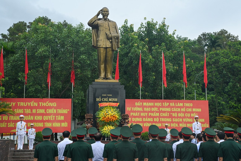 Chủ tịch Quốc hội Trần Thanh Mẫn và đoàn công tác dâng hoa, dâng hương tại Tượng đài Chủ tịch Hồ Chí Minh tại Bộ Tư lệnh Quân khu 3.