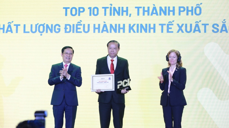 Ông Nguyễn Văn Thọ, Chủ tịch Ủy ban nhân dân tỉnh Bà Rịa-Vũng Tàu nhận chứng nhận PCI tại Hà Nội.