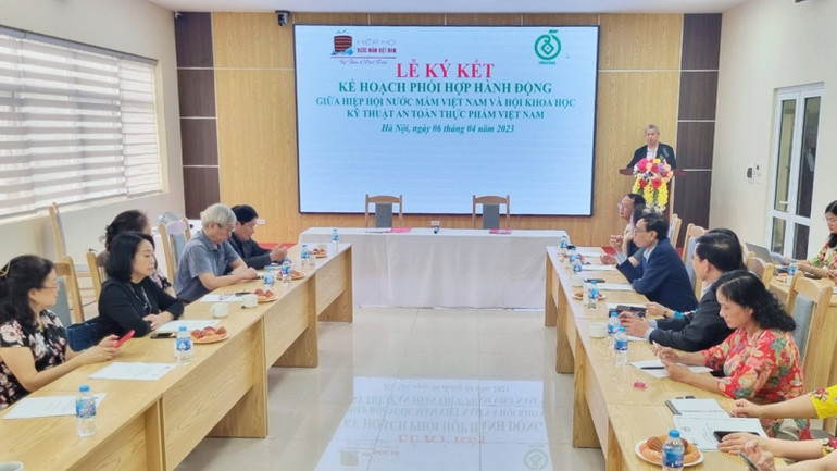 Hiệp hội Nước mắm Việt Nam và Hội Khoa học kỹ thuật an toàn thực phẩm Việt Nam cùng nhau phát huy thế mạnh của mỗi bên nhằm nâng cao chất lượng, vệ sinh an toàn thực phẩm các sản phẩm.