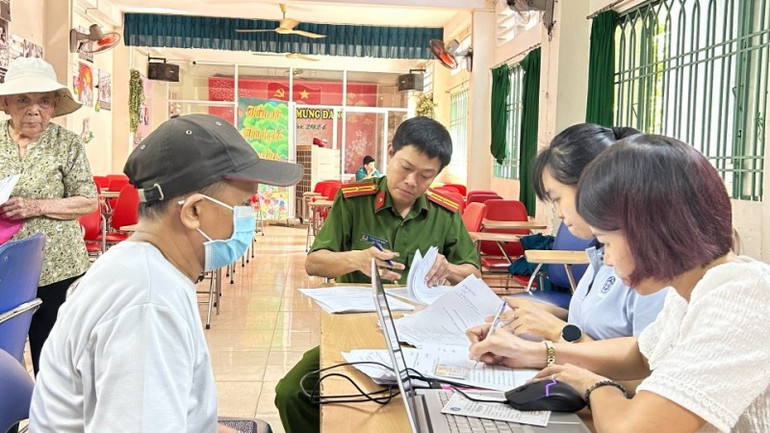 Bảo hiểm xã hội quận-huyện phối hợp Công an địa phương phát Phiếu khảo sát nhu cầu, phương thức nhận chi trả lương hưu và trợ cấp hằng tháng.