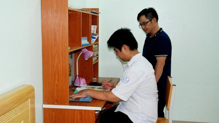 Bảo hiểm xã hội huyện Bát Xát đã chi trả kịp thời, giúp em Đinh Quang Tuấn, học sinh lớp 11, Trường Trung học phổ thông Bát Xát trở lại học tập bình thường sau phẫu thuật gẫy xương đòn bên trái, do bị ngã.