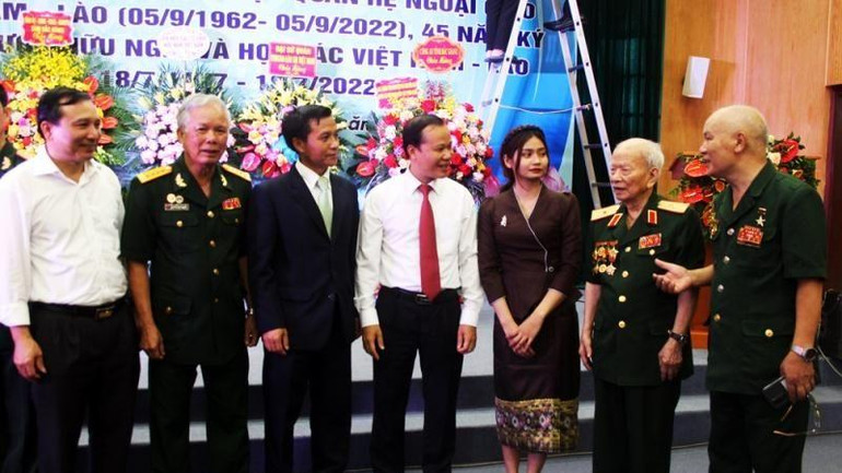 Đồng chí Chanthaphone Khammanichanh (thứ 3 từ trái sang) và các đại biểu tại buổi gặp mặt.