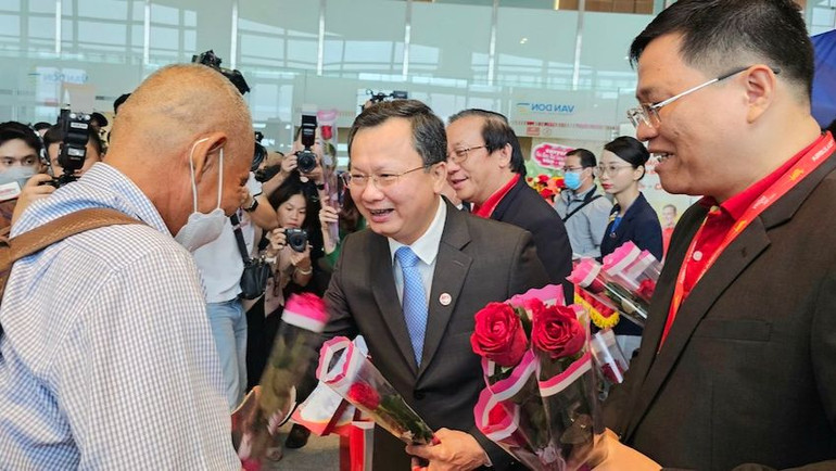 Quyền Chủ tịch Ủy ban nhân dân tỉnh Quảng Ninh Cao Tường Huy tặng hoa, chúc mừng những vị khách đầu tiên đến từ Cần Thơ. Quyền Chủ tịch Ủy ban nhân dân tỉnh Quảng Ninh Cao Tường Huy tặng hoa, chúc mừng những vị khách đầu tiên đến từ Cần Thơ.